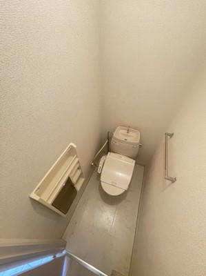 トイレ　＊同物件、別部屋になります。