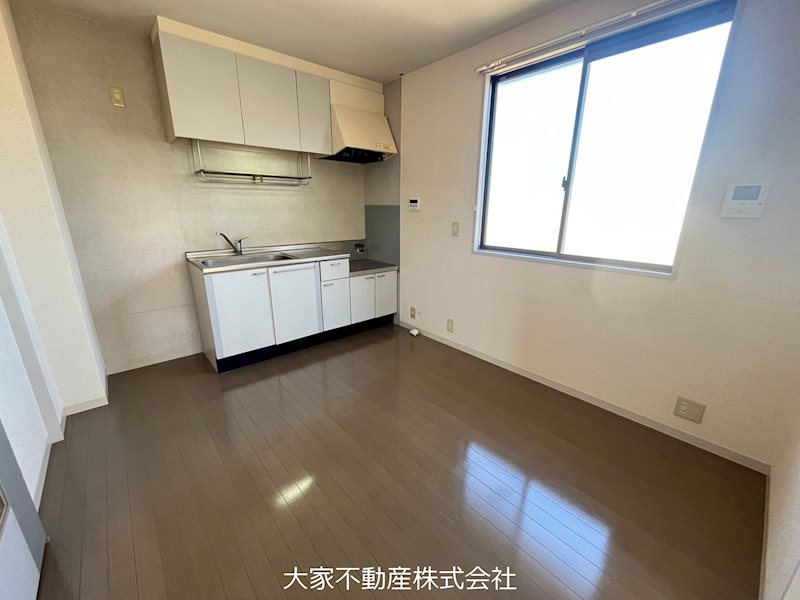 キッチン　※同物件の別部屋写真のためイメージ。左右反転タイプです。