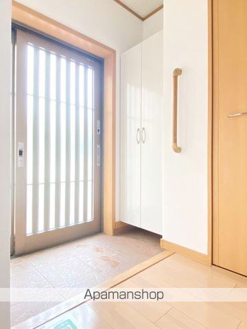 ＪＲ東海道本線 浜松駅 バス乗車時間：35分 最寄りバス停で下車 徒歩2分 3階建 築18年の玄関写真