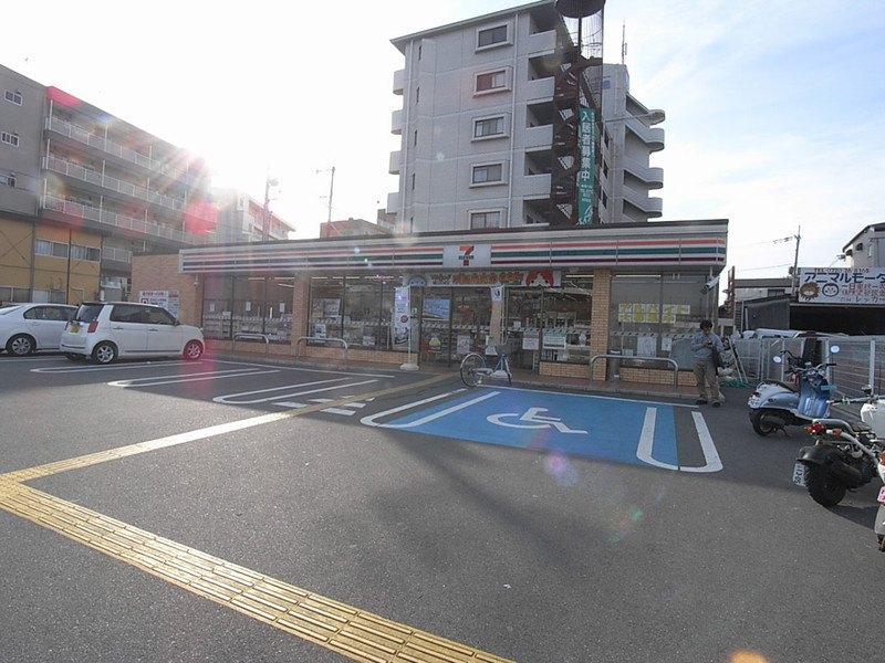 コンビニ　セブンイレブン（コンビニ）まで200m