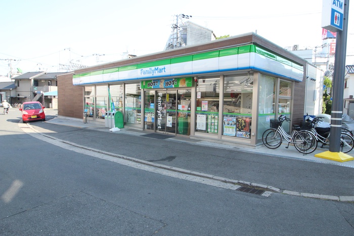 コンビニ　ファミリーマート（コンビニ）まで300m