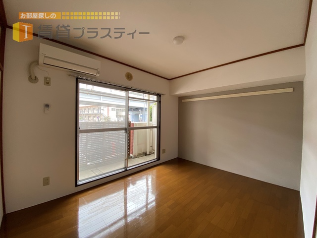 居室・リビング　日が差込む明るいお部屋です。