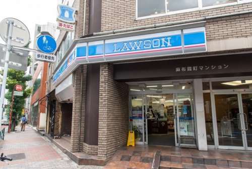 コンビニ　ローソン 西麻布四丁目店（コンビニ）まで107m