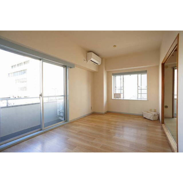 グランドメゾン川崎市電通りの居間写真
