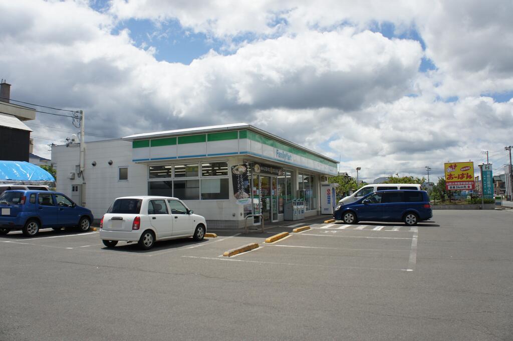 コンビニ　ファミリーマート山形篭田一丁目店（コンビニ）まで602m