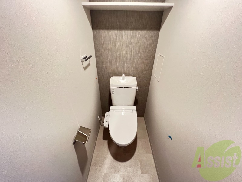 トイレ　上部に収納有のトイレです