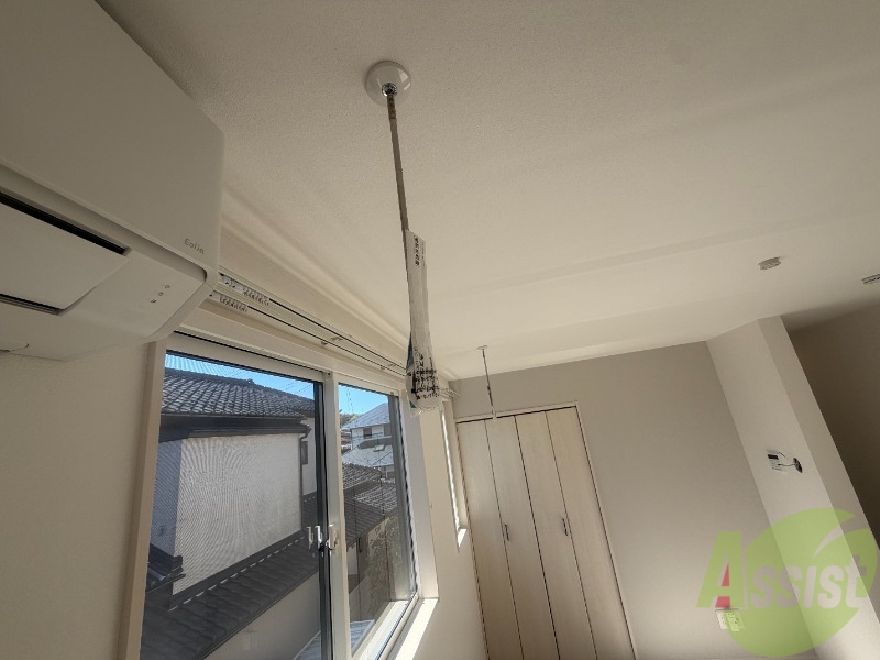 バルコニー　室内物干しになります。天気に左右されずに洗濯物ができます。