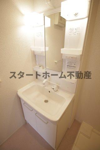 洗面設備　明るい洗面所です