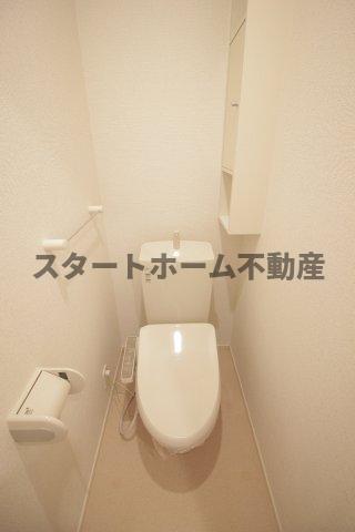 トイレ　落ち着いた色調のトイレです
