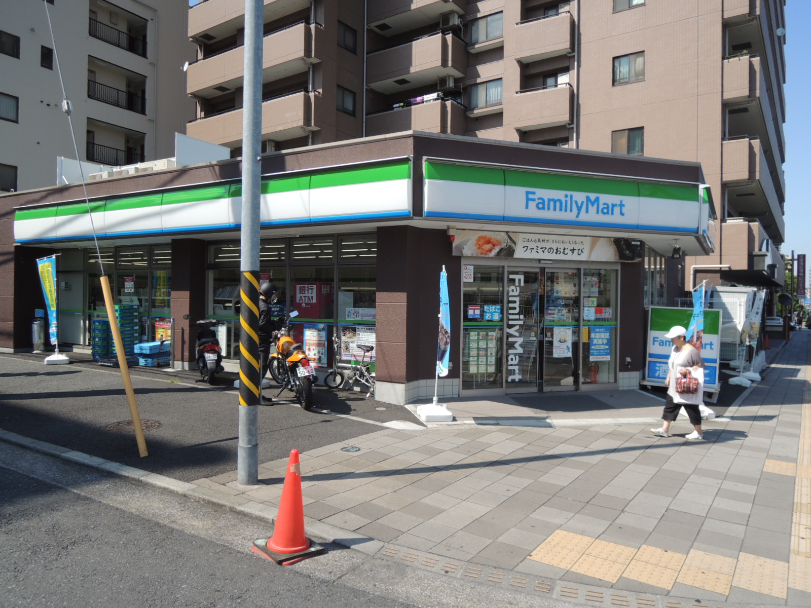 コンビニ　ファミリーマート横浜反町一丁目店（コンビニ）まで330m