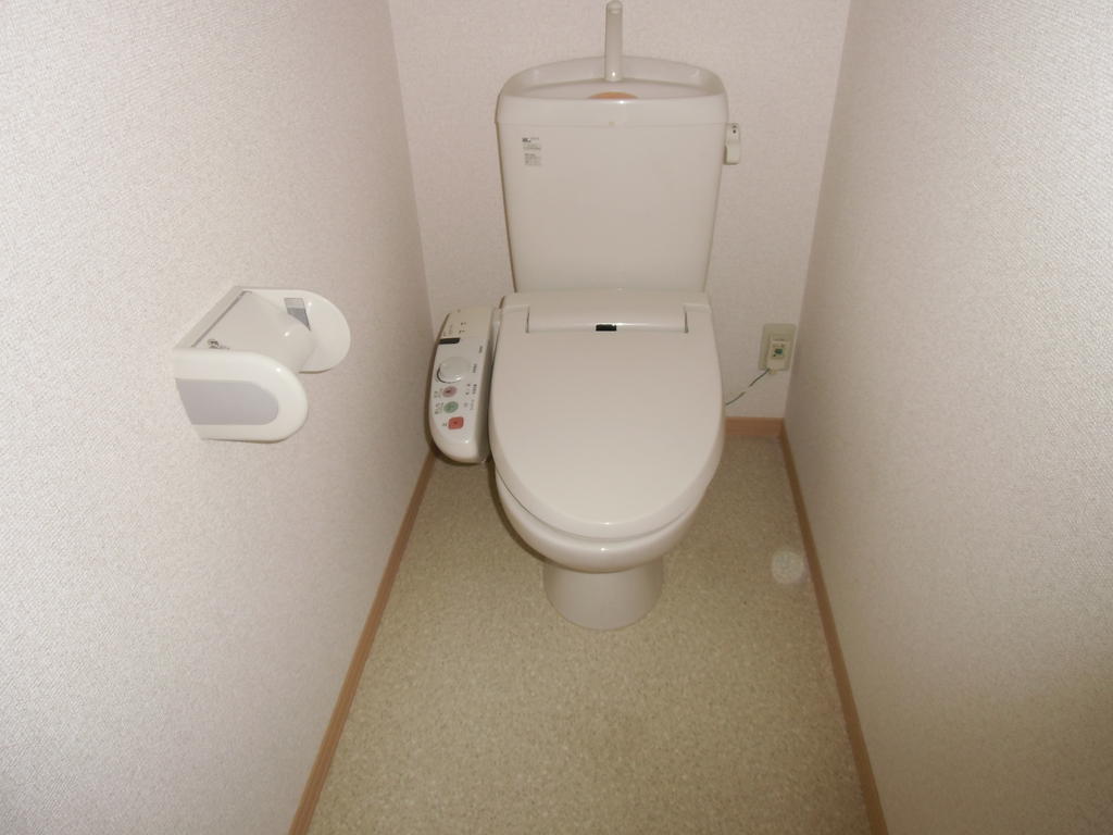 トイレ　嬉しいウォシュレット付いてます！