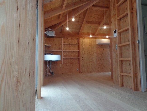 居室・リビング　ウッド調の室内にロフトも