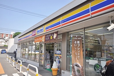 【アースコートY’sシティ東神原のコンビニ】