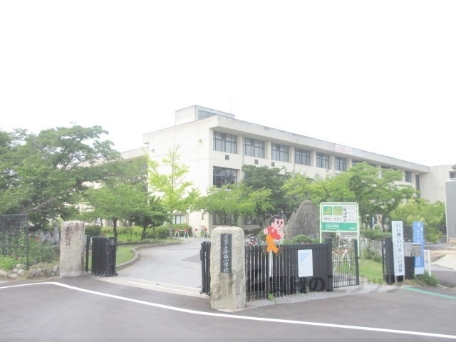 【彦根市大藪町のアパートの小学校】