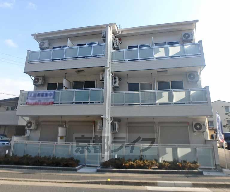 京都市西京区嵐山谷ケ辻子町のアパートの建物外観
