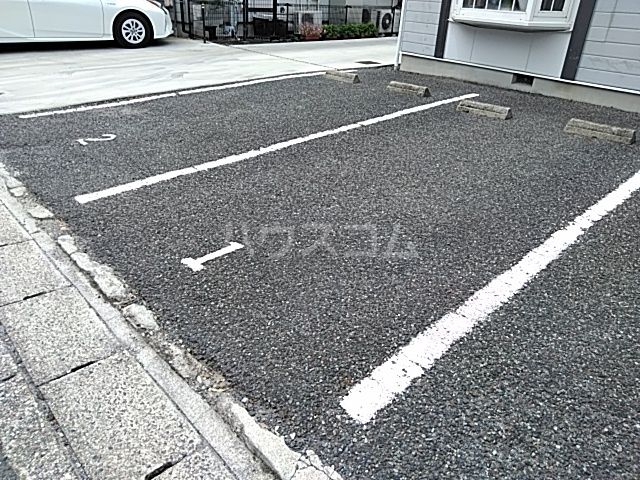 【名古屋市千種区鹿子町のアパートの駐車場】