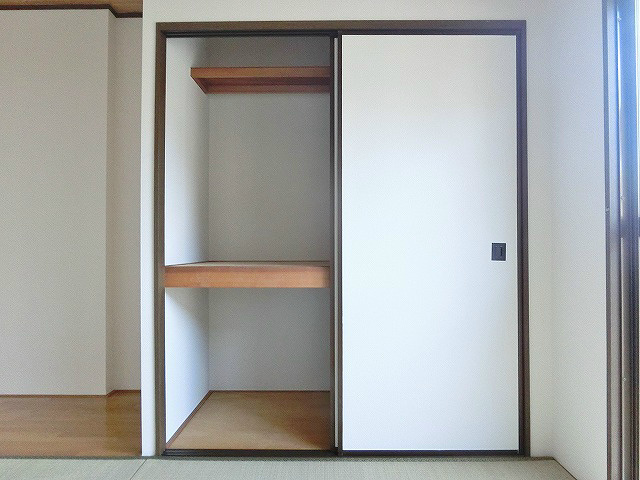 収納　高いところまで有効にお使いいただける押入れ収納。