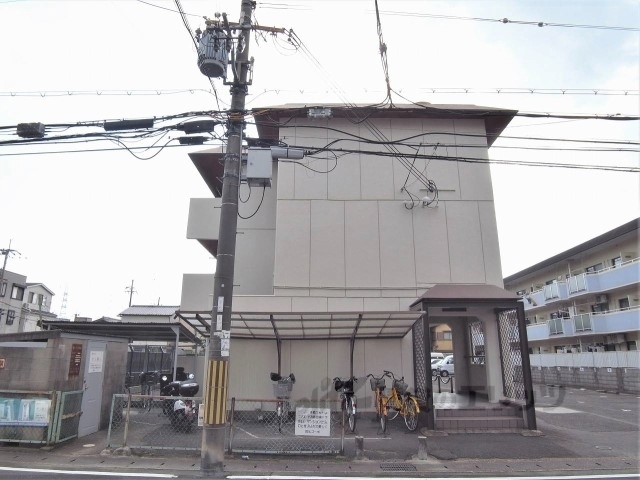 【京都市伏見区向島津田町のマンションの建物外観】