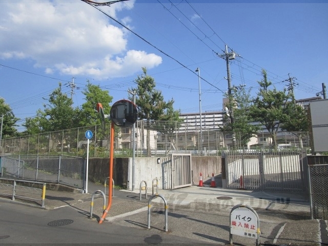 【京都市伏見区向島津田町のマンションの小学校】