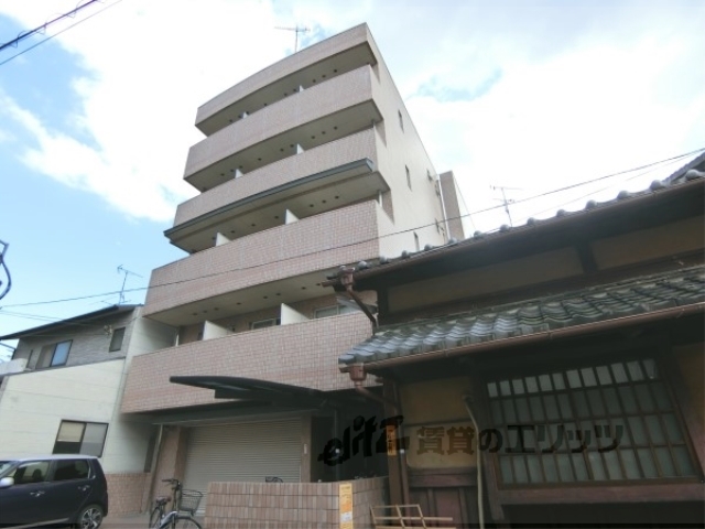 京都市上京区山本町のマンションの建物外観