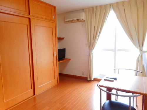 居室・リビング　カーテンやテーブル、テレビも備え付けです