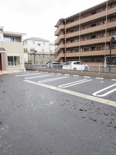 【春日市昇町のアパートの駐車場】