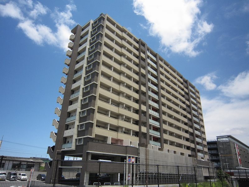 【北九州市八幡東区西本町のマンションの建物外観】