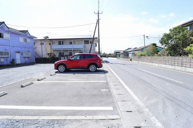 【神栖市知手中央のアパートの駐車場】