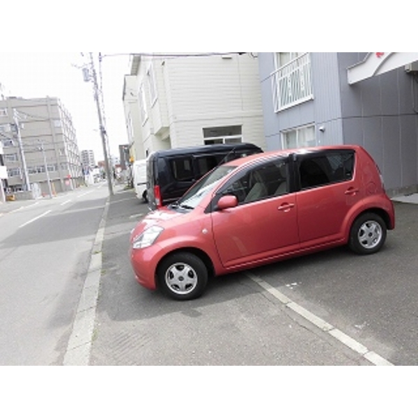 【札幌市中央区南十三条西のアパートの駐車場】