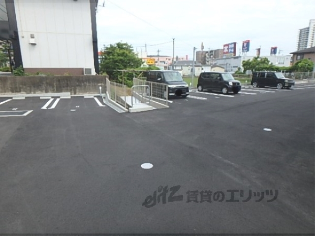 【大津市松山町のアパートの駐車場】