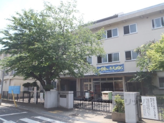 【向日市上植野町のマンションの中学校】