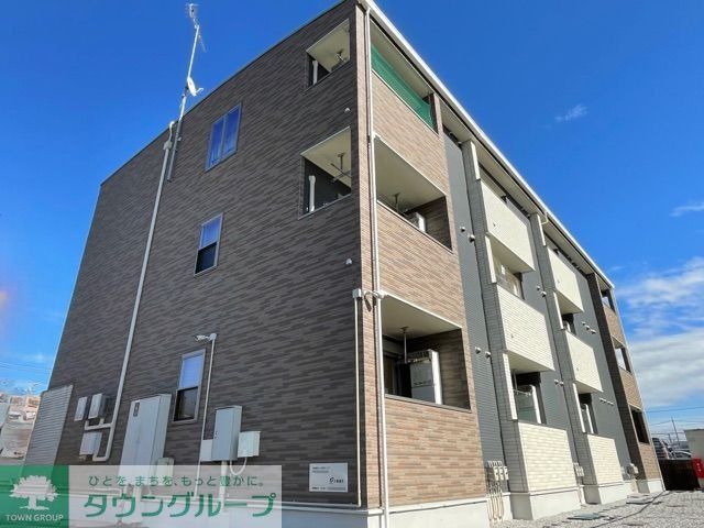 川越市大字的場のアパートの建物外観