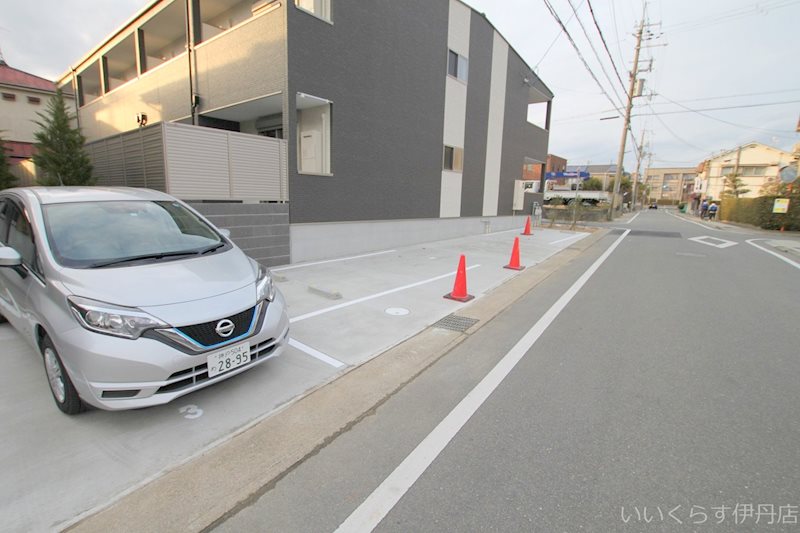 【伊丹市緑ケ丘のアパートの駐車場】