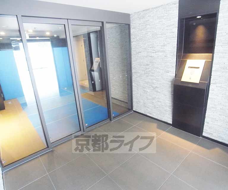 【京都市下京区七条御所ノ内中町のマンションのロビー】