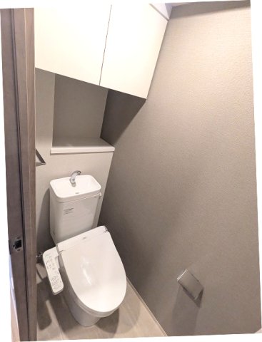 トイレ　洗面室と独立した温水洗浄便座です