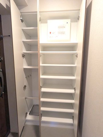 玄関　傘入れ付収納豊富なトールタイプのシューズBOXです