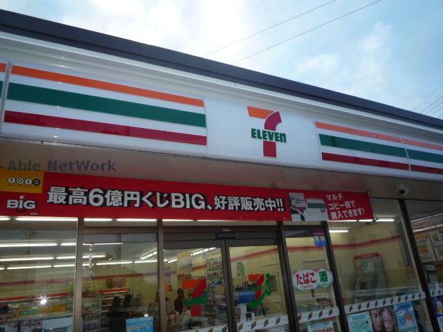 コンビニ　セブンイレブン津市幸町店（コンビニ）まで379m