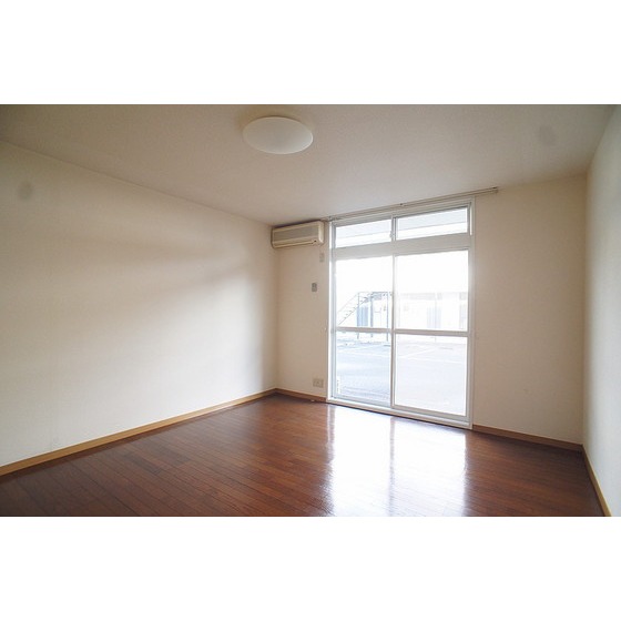 居室・リビング　※他の部屋の写真です。