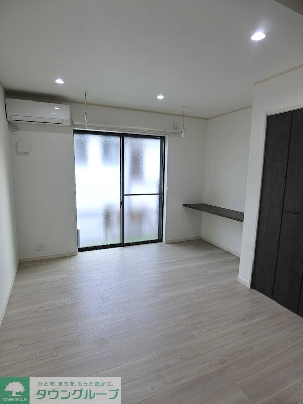 その他部屋・スペース　洋室は6.2帖。ダーク系カラーのウッド調を取り入れ、居心地…