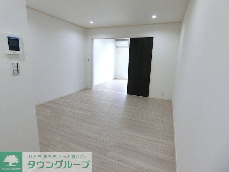 居室・リビング　ナチュラルな木目調の床材を使用しており、温かい空間を演出し…