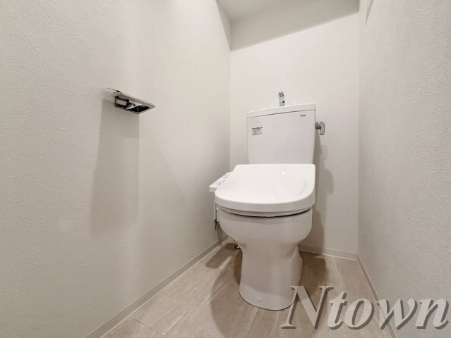 トイレ　落ち着いた色調のトイレです