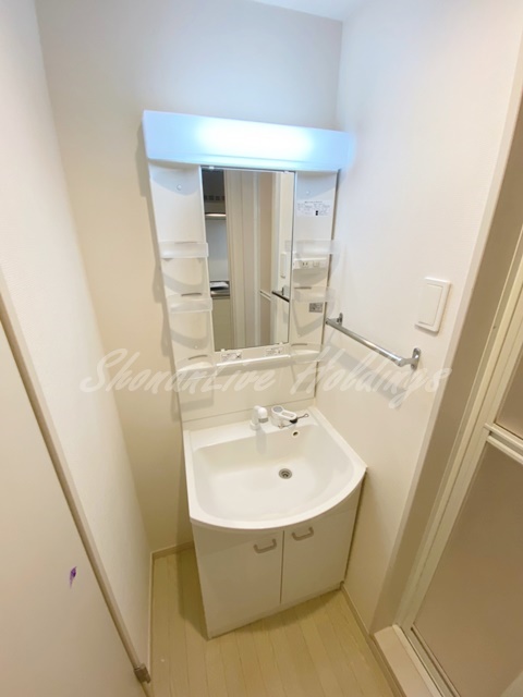 洗面設備　明るい洗面所です