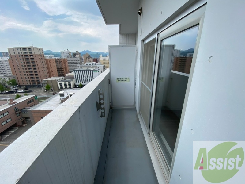 バルコニー　バルコニーは幅があり、広い印象を受けました。