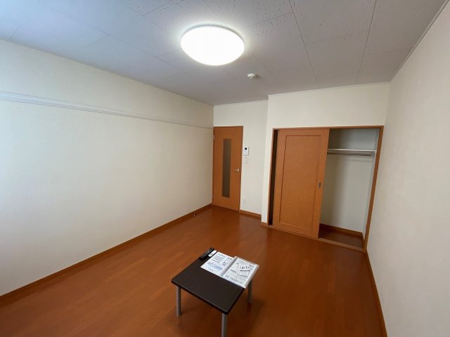 居室・リビング　１階はフローリング、2階はカーペットになります。