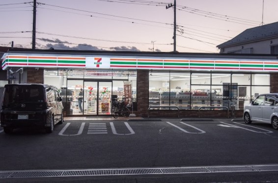 コンビニ　セブンイレブン 八王子暁町1丁目店（コンビニ）まで317m
