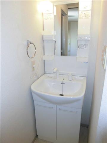 洗面設備　便利な洗面台です