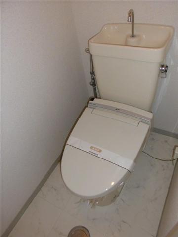 トイレ　温水洗浄便座完備です