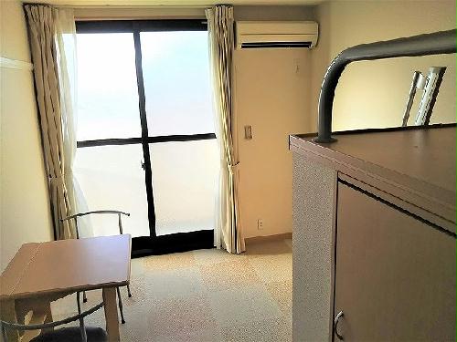 居室・リビング　カーペット仕様テーブルを折り畳むとより広く使えます