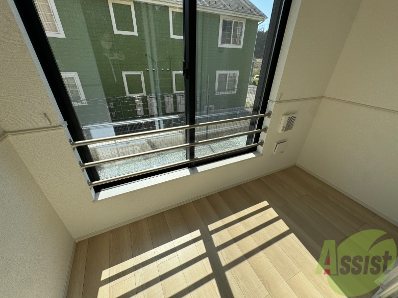 バルコニー　バルコニーはありませんが洗濯物を干すスペースはございます。