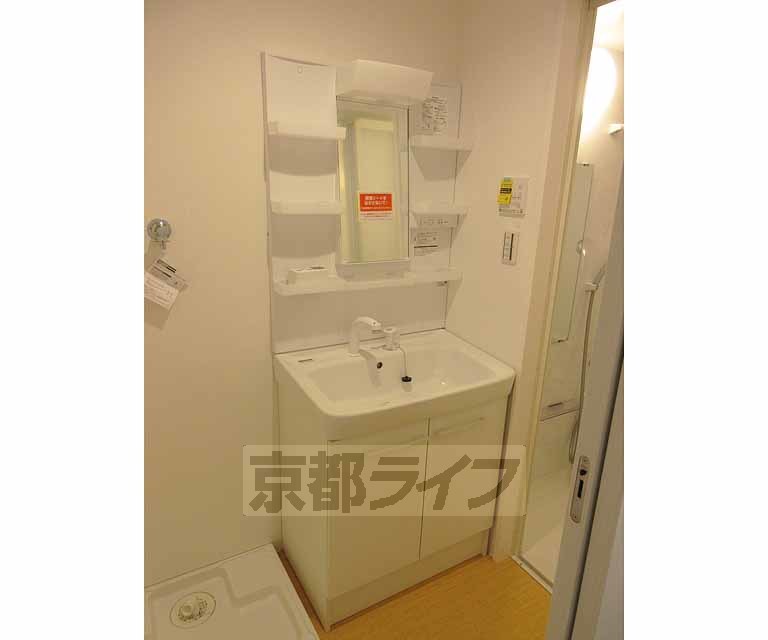 洗面設備　収納付きの洗面台です・